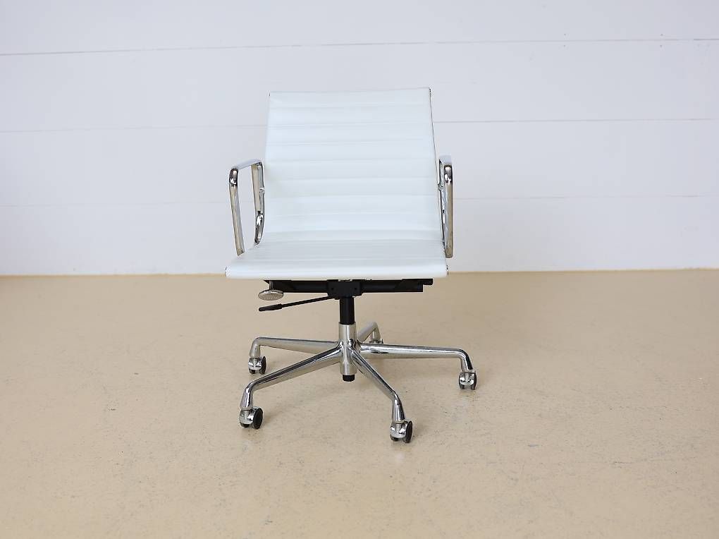 Vitra Sedie: Vitra Eames Bürostuhl EA 117 - Weiss Leder – Usato da Meinisberg venduto da atelier_TILIJA 4