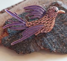 Schöne Brosche fliegender Vogel violett