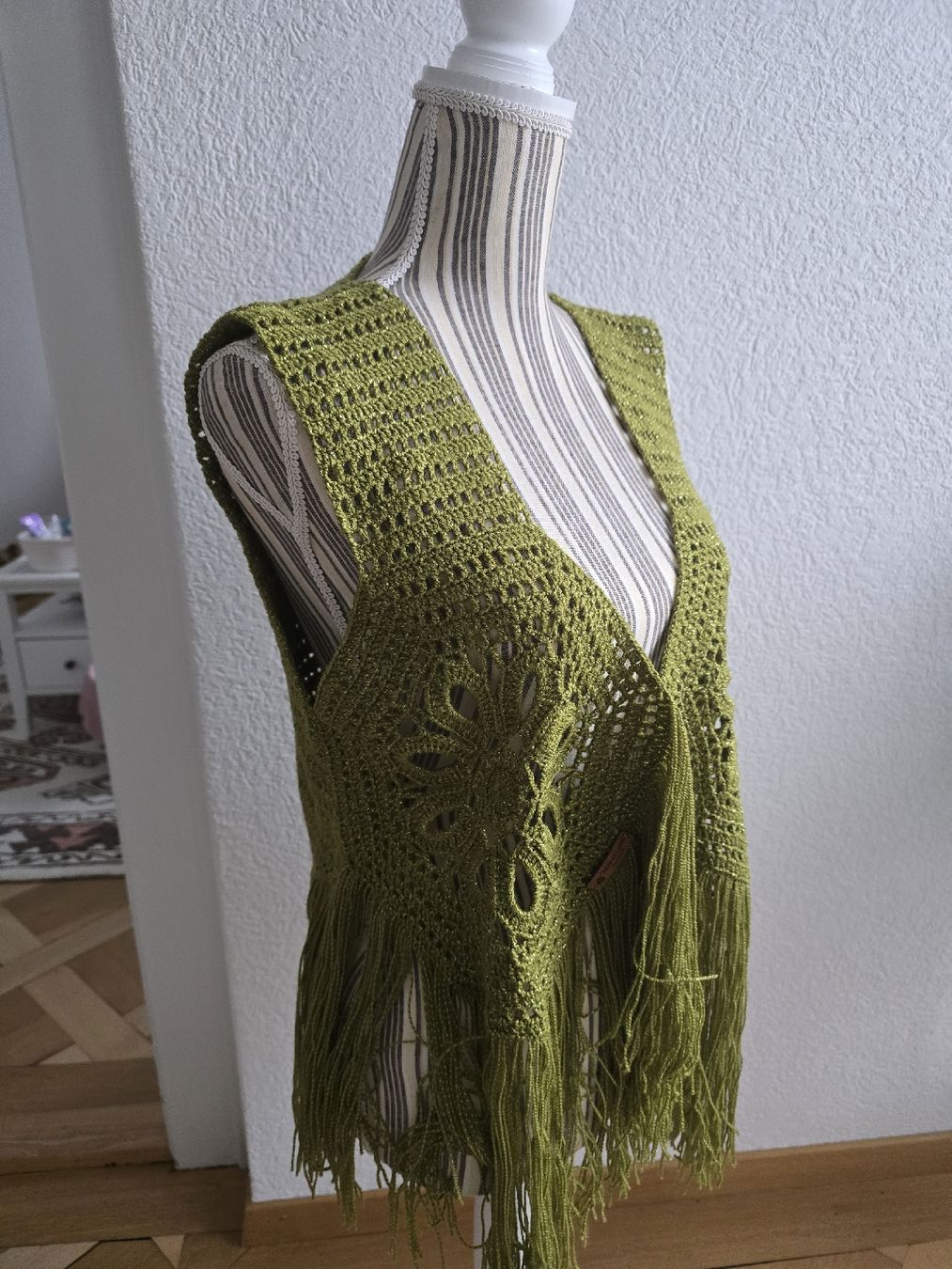 Gilet & Giacche senza maniche: Gilet crocheté vintage olive à franges - Taille unique – Nuovo (secondo la descrizione) da Biel/Bienne venduto da Ebrulimina