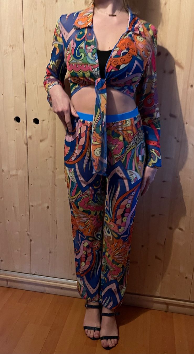 Completi & Tailleur: Costume semitrasparente multicolore M/L – Nuovo e nell'imballaggio originale da Gordevio venduto da LanaZimm 1