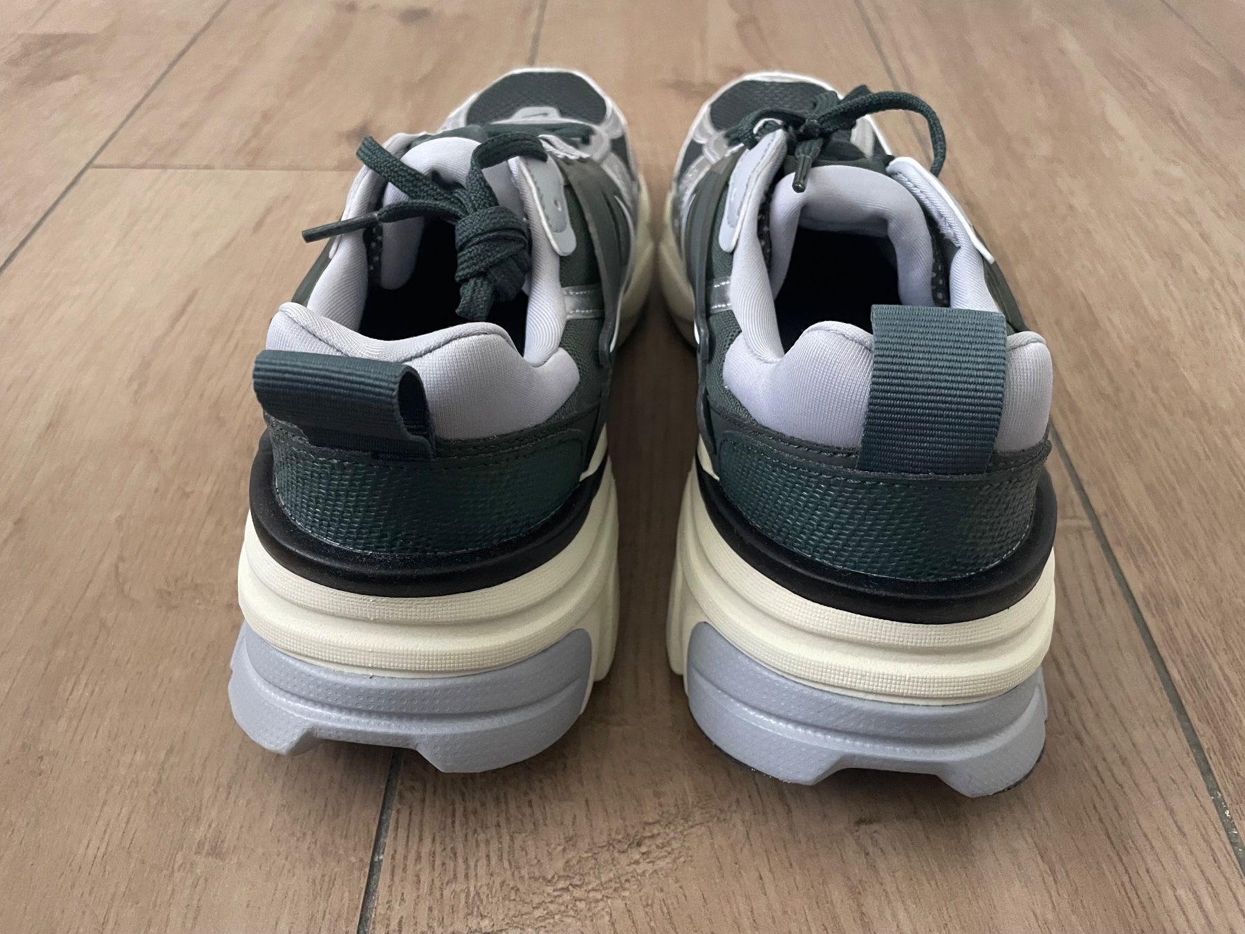 Nike Scarpe da uomo: Nike Turnschuhe V2K RUN Gr. 41 NEU – Nuovo (secondo la descrizione) da Waltenschwil venduto da hansnine 2