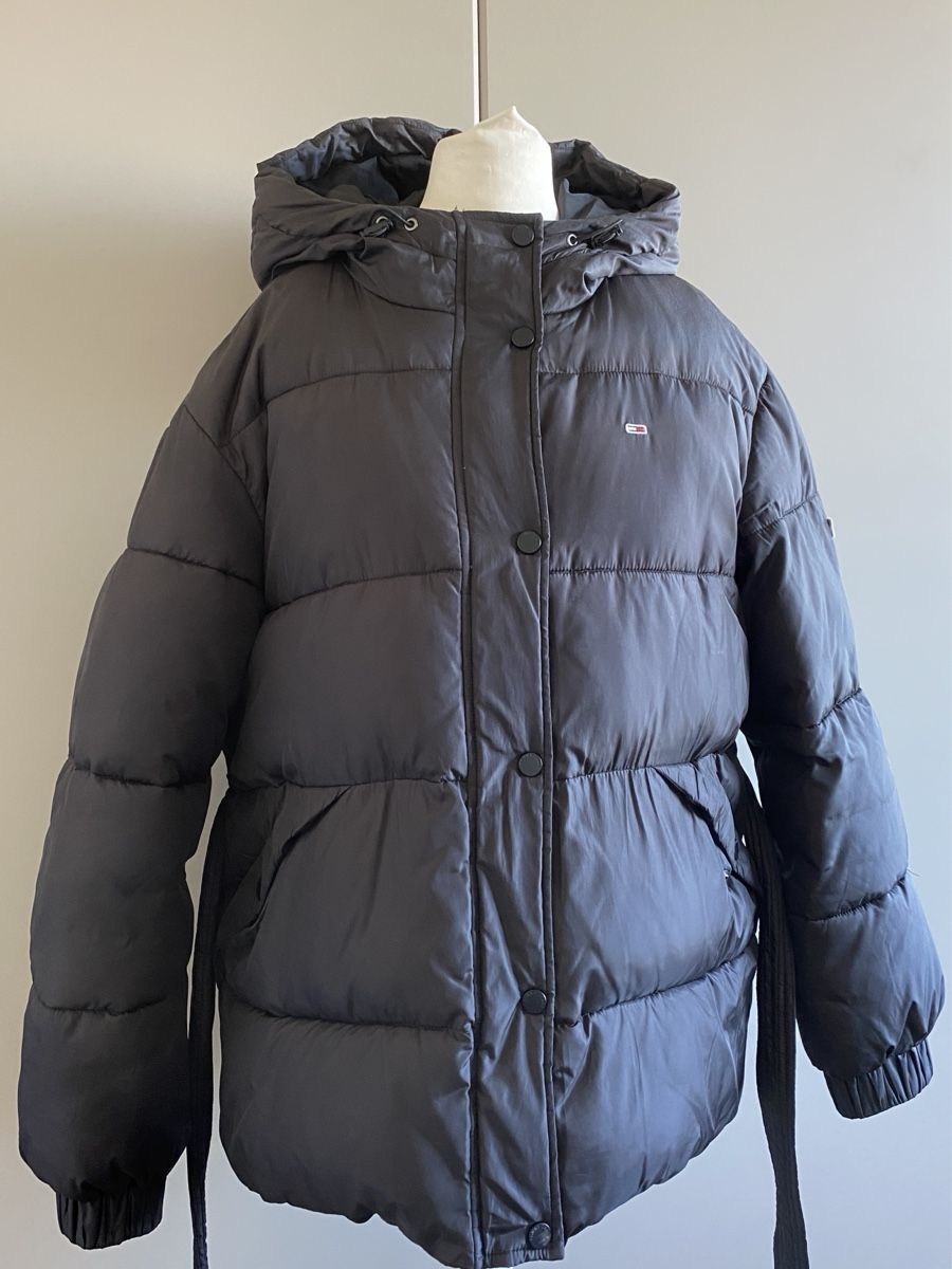 Tommy Hilfiger Jacken: Tommy Jeans Daunenjacke schwarz Gr. S – Gebraucht aus Münchenstein von Luvaani 1
