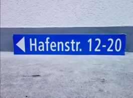 blaues Strassenschild HAFENSTR. 12-20 Wegweiser HAFENSTRASSE