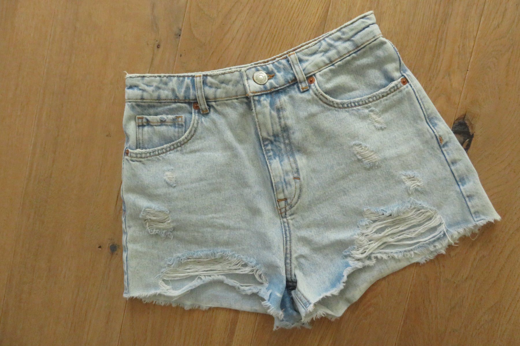 Zara Jeans: FOREVER 21 Jeansshorts Grösse M – Nuovo (secondo la descrizione) da Wil ZH venduto da Tamagy