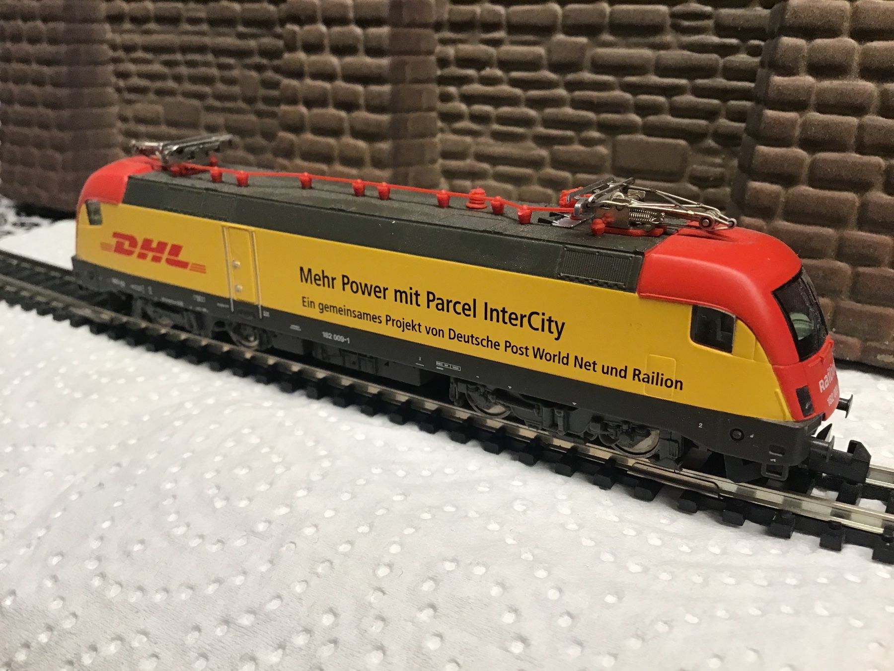 Trix Modelleisenbahnen: DHL Cargo Lokomotive, Minitrix N – Gebraucht aus Männedorf von Spezial-Modelle 1