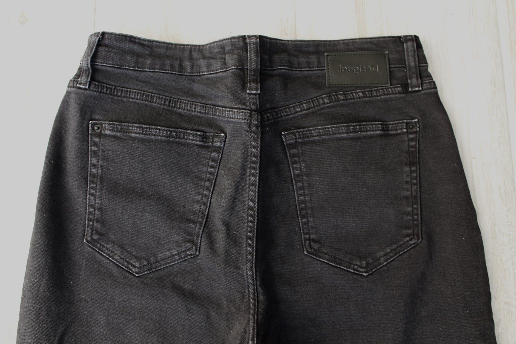 Desigual Pantaloni: Pantalon DESIGUAL 42 – Usato da Chez-le-Bart venduto da jasse 2