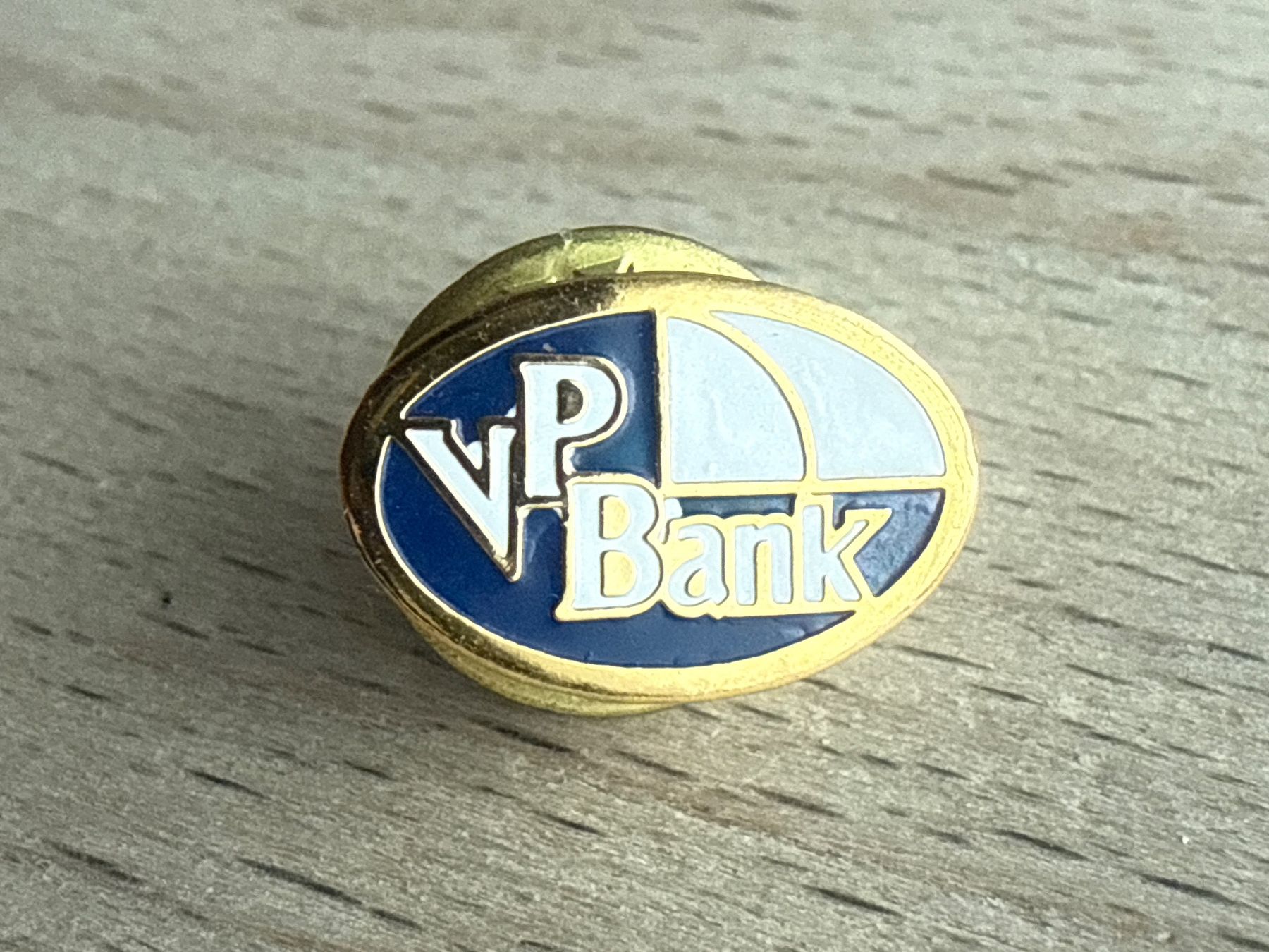 Placchette & Badge: Pin VP Bank – Usato da Glattbrugg venduto da Schweigmatt