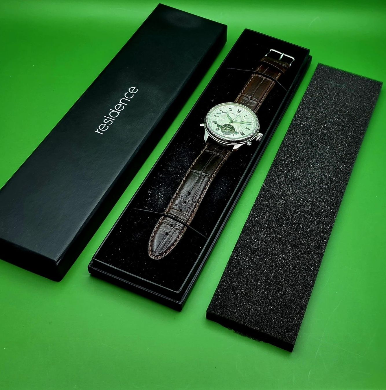 Longines Orologi: RESIDENCE AVIATOR OPEN HEART AUTOMATIC HERRENUHR DAY-DATE – Usato da Neftenbach venduto da Taschen-Uhren 1