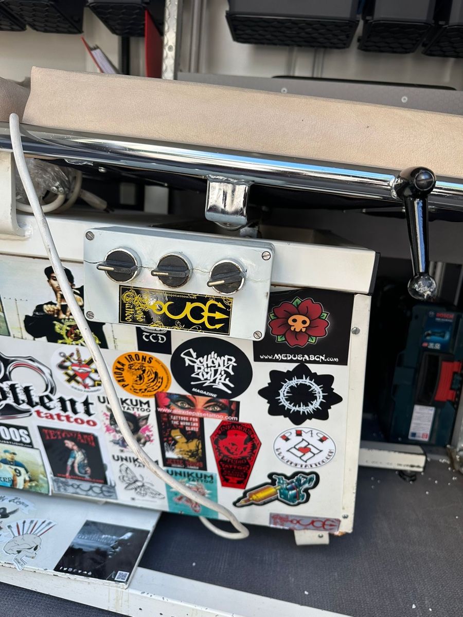 Kosmetik-& Massageliegen: Kosmetik Tattoo Liege elektrisch – Gebraucht aus Zürich von R.V. 2