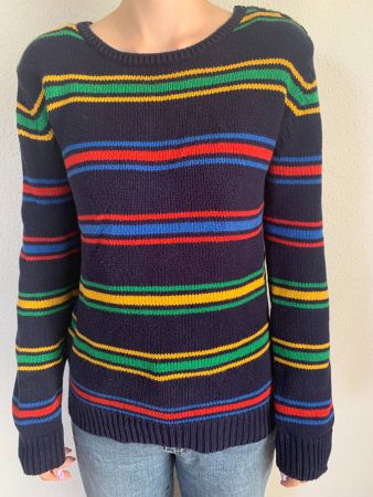gestreifter Strickpulli mit Knopfdetail an der Schulter
