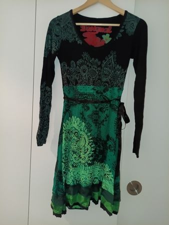 Super grün-schwarzes Kleid von Desigual in M