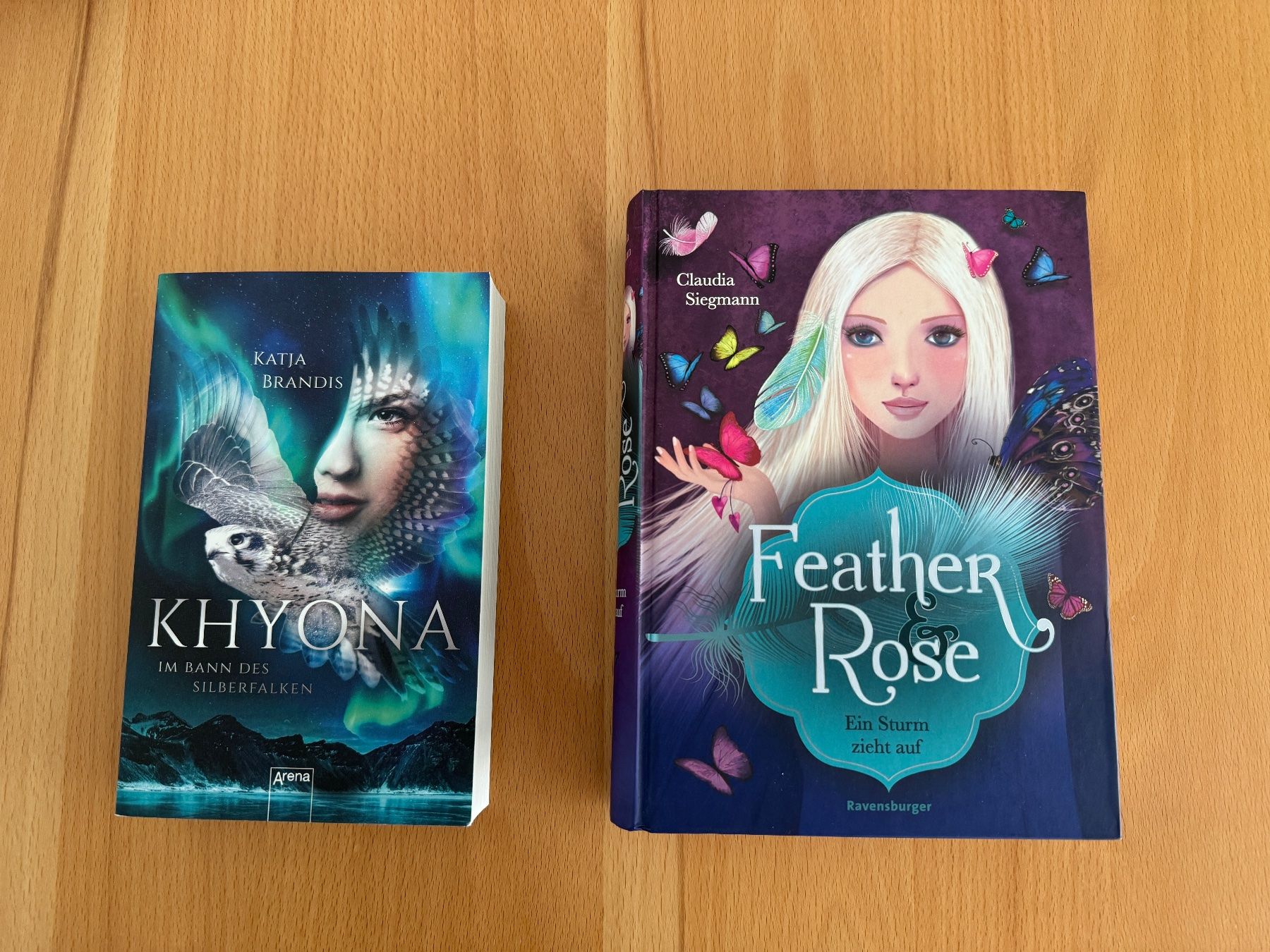 Libri: 2 Jugendbücher "Khyona" und "Feather&Rose" – Nuovo (secondo la descrizione) da Wohlen AG venduto da shoppi1