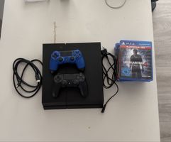 PlayStation 4 Konsole mit zwei Controllern und Spielen