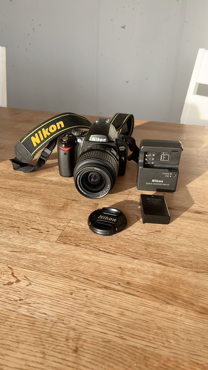 Nikon Fotocamera: Nikon D40x digitale Spiegelreflexkamera mit Objektiv – Usato da Birsfelden venduto da Ric8do