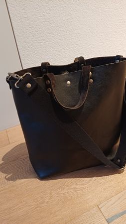 SUD Leder-Schultertasche schwarz  mit Reissverschluss