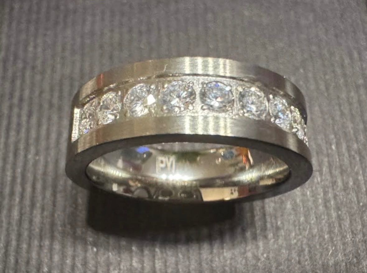 Ring aus Stahl mit wunderschönen funkelnden Zirkonia 💎 (Neu (gemäss ...