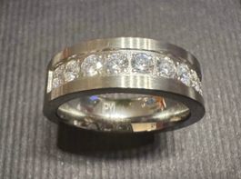 Ring aus Stahl mit wunderschönen funkelnden Zirkonia 💎