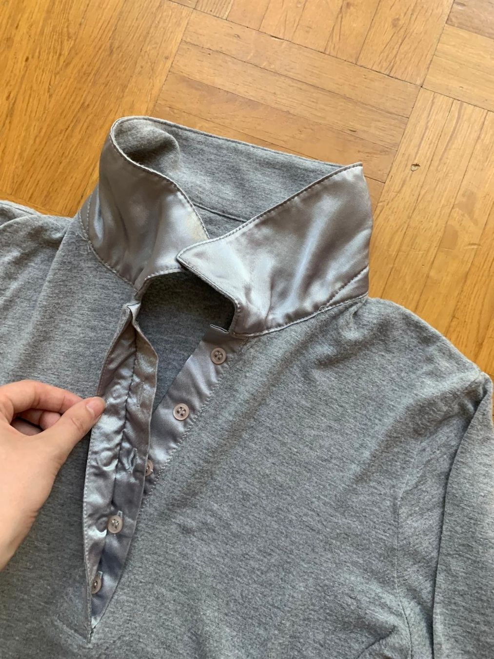 Magliette Polo: Graues Longshirt mit silbernen Details – Usato da Luzern venduto da Simona15 2
