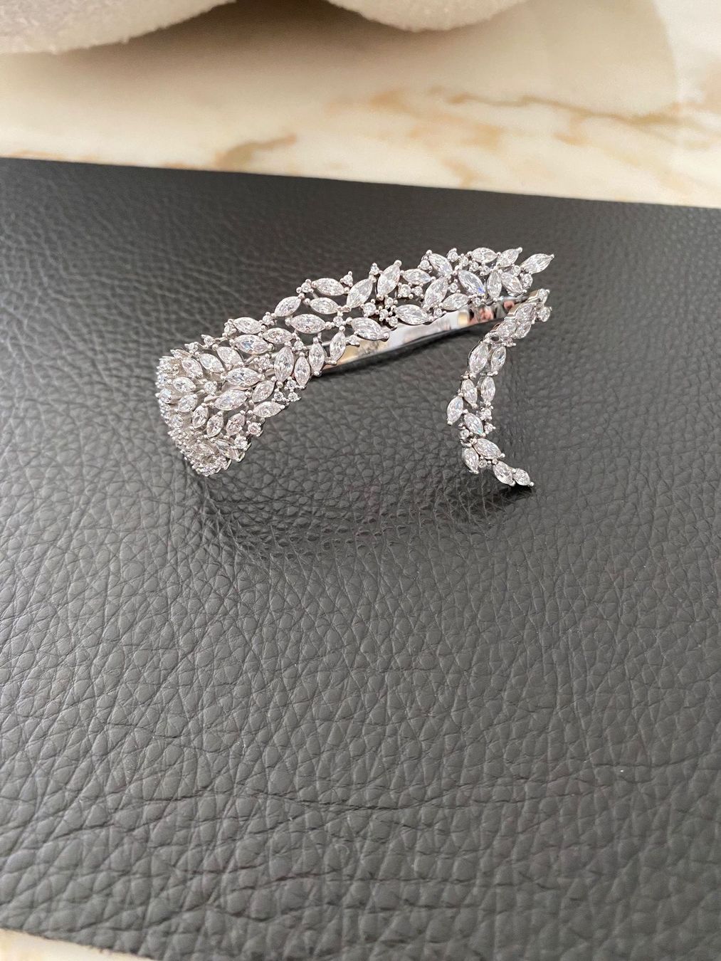 Bagues: Neuwertiger Armschmuck Ring Handcuff aus Silber – Neuf (Voir description) à Zug par hautecoutureclub 4