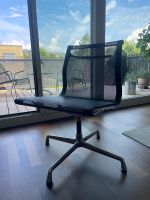 Wunderschönen VITRA Eames drehbar EA108 mit schwarzem Netzge