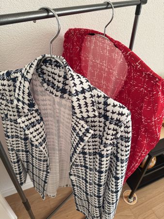 Zwei Damen Blazer rot/weiss und blau/weiss!