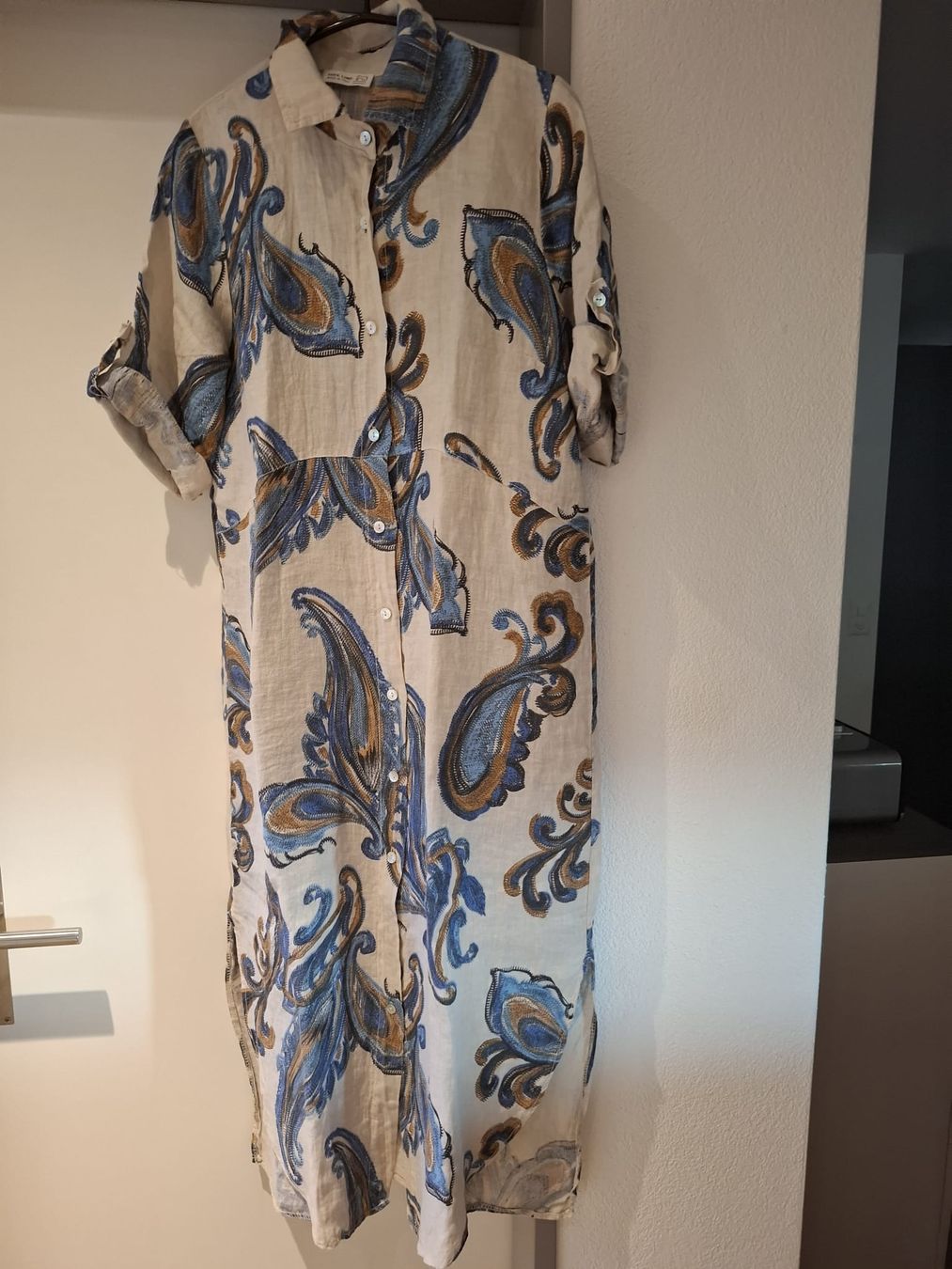 Vestiti: Kleid beige-blau gemustert Grösse M neu – Nuovo (secondo la descrizione) da Möriken AG venduto da Ubaumi