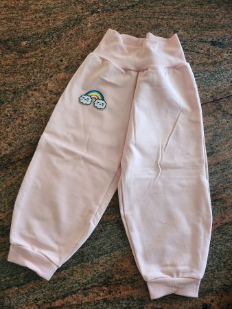 Süsse Mädchen Hose, Grösse 98/104, Rosa mit Regenbogenmotiv.