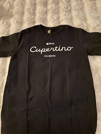 APPLE TSHIRT WURDE IN CUPERTINO GEKAUFT LEIDER ZU KLEIN 