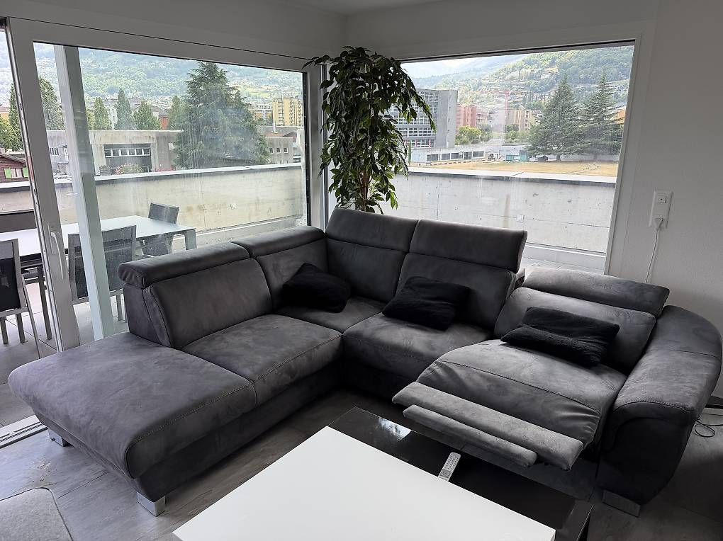Sofas: Canapé d'angle modulable électriquement – D'occasion à Monthey par montheyenvalais
