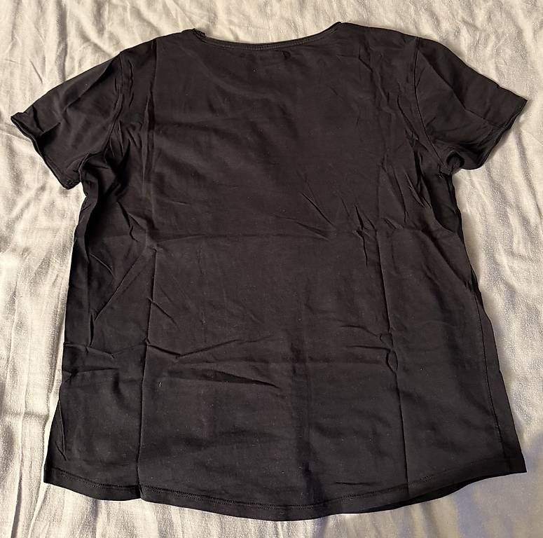 T-shirt: Schwarzes T-Shirt mit Brusttasche – Usato da Wädenswil venduto da dom_pz5d 4