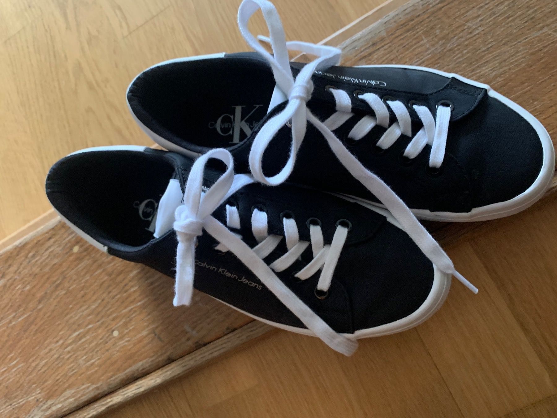 Calvin Klein Scarpe da donna: Calvin Klein sneakers Gr.37 – Usato da Zürich venduto da Ju777 2