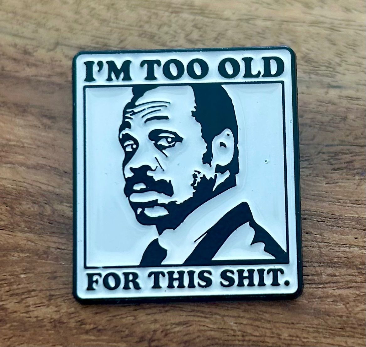 Placchette & Badge: Pin  Lethal Weapon / Too Old for this Shit – Nuovo e nell'imballaggio originale da Geneve venduto da vane267