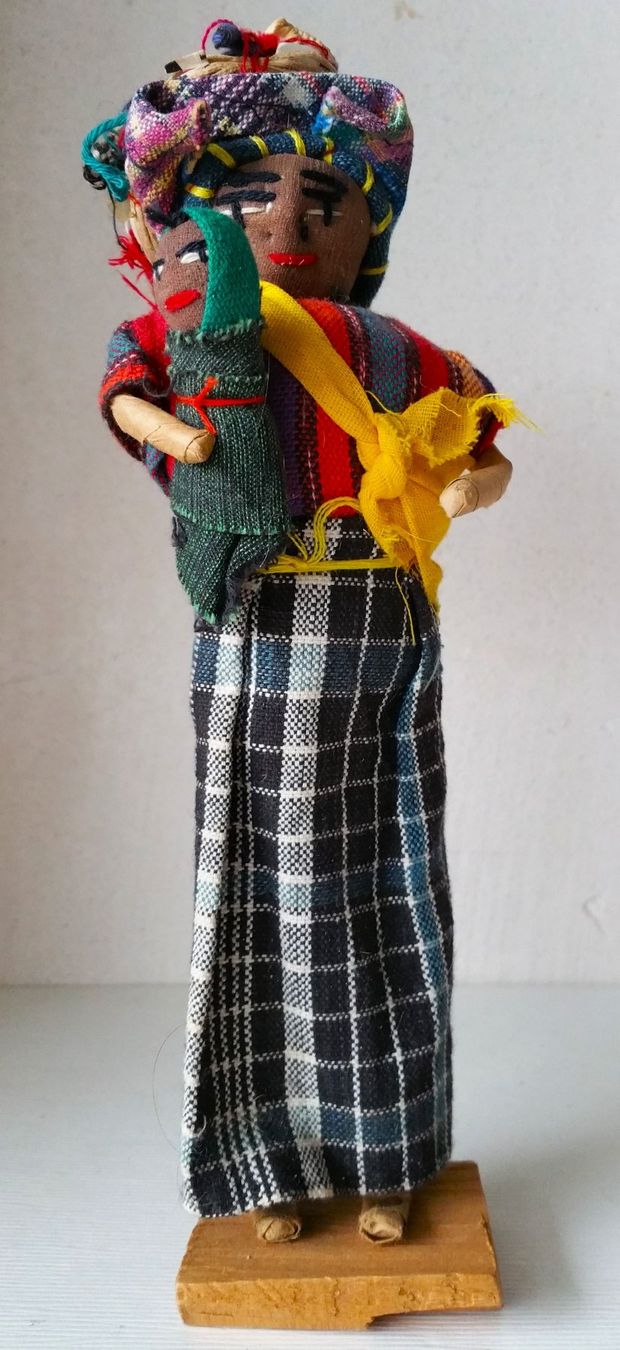 Bambole: BOLIVIEN 1982: HANDGEMACHTE PUPPE / Figur Mutter mit Kind – Usato da Oberriet SG venduto da ganesh435 1