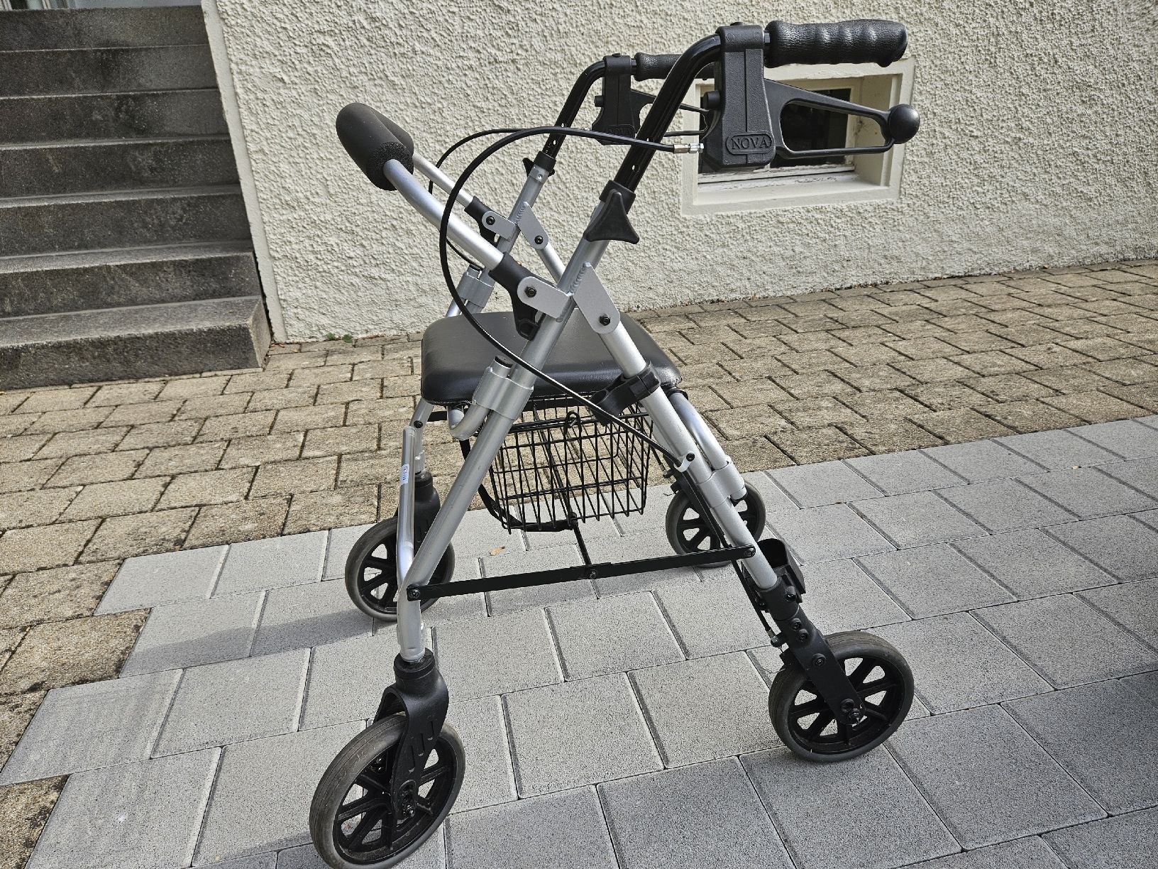 Aides à la marche: Rollator Nova mit Sitz und Korb silber – D'occasion à Turgi par Gruenland