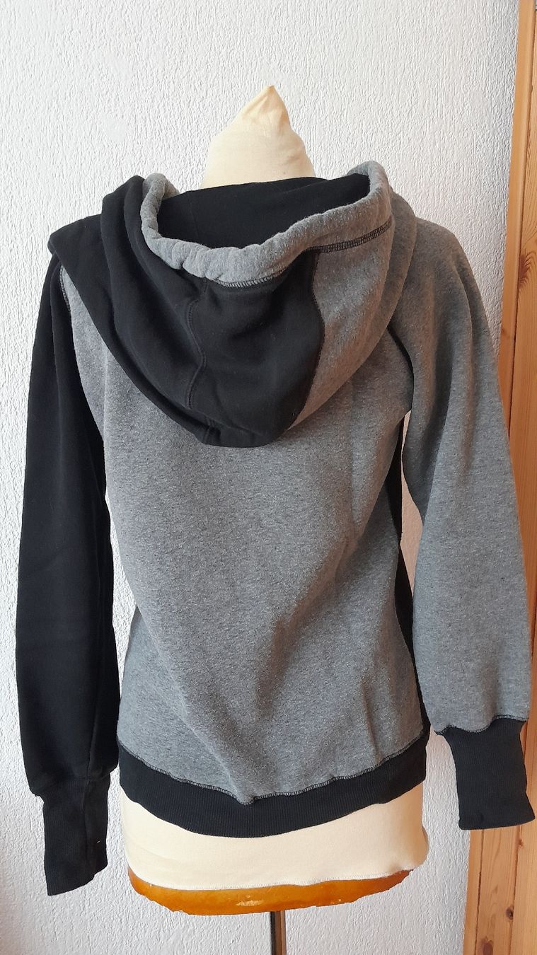 Pulls & Sweat-shirts: Kapuzenpullover – D'occasion à Innerthal par System_of_a_down 1