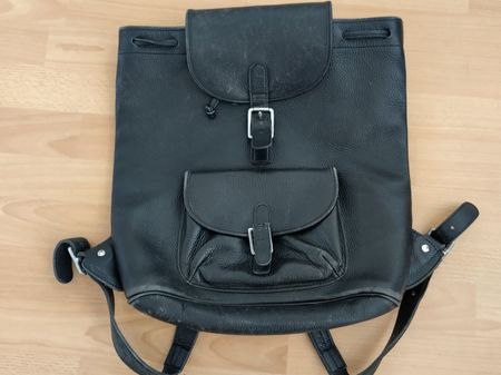Schwarzer Lederrucksack vintage, 43 x 40 cm