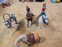 4 Schleich Pferde mit Sattel und 2 Reiter dazu