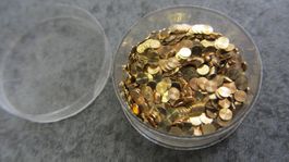 200 Stk. Winzige Deckplättchen, Rondellen, Messing