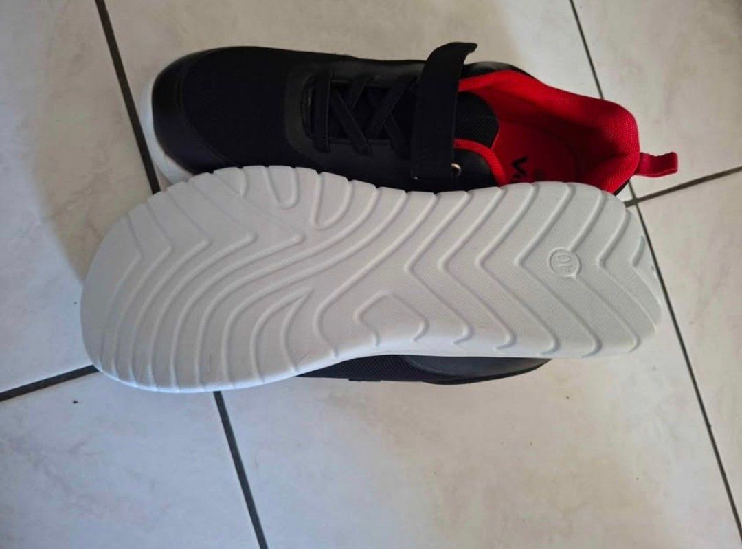 Chaussures garçon: NEU Sneaker Grösse 40 – Neuf (Voir description) à Waltenschwil par Fkreta 1
