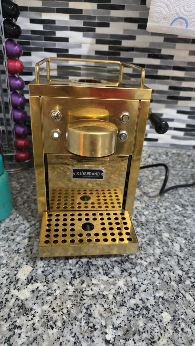 Nespresso Macchine per caffè & Macchine per espresso: Sjöstrand Kapselmaschine – Usato da Schlieren venduto da Citytrans 1