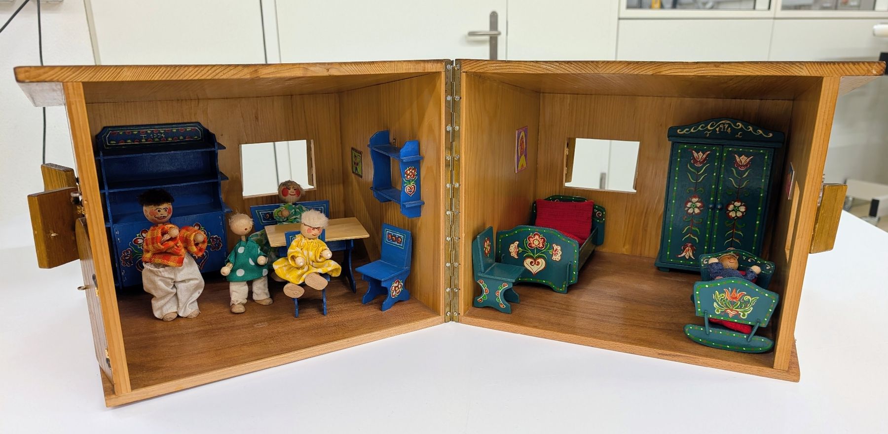 Case e mobili per bambole: Puppenhaus aus Holz – Usato da Obfelden venduto da Mandifera 5