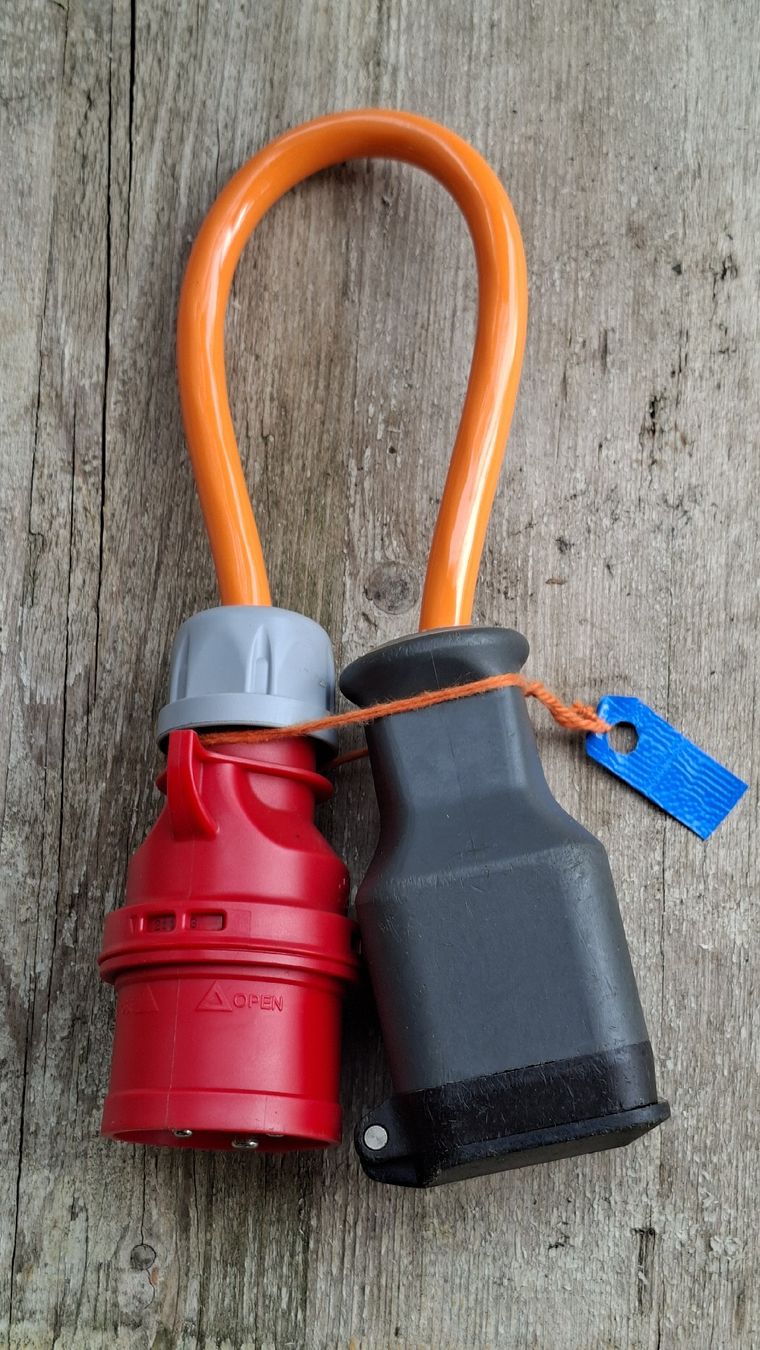 Cavi: Adapter Stromkabel CEE16 5pol auf J15 5pol – Usato da Heiligenschwendi venduto da pasaju