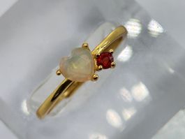 Goldiger Herz-Opal Ring mit Rubin, Grösse 54. Neu!