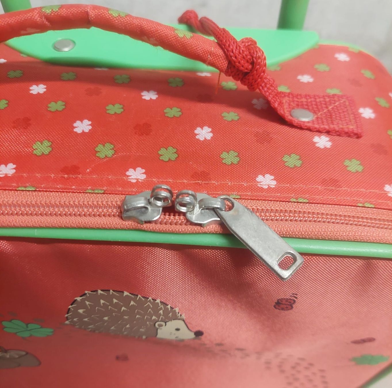 Valigie: Kinderkoffer Igel Motiv rot mit Rollen – Usato da Basel venduto da Sinibini86 3