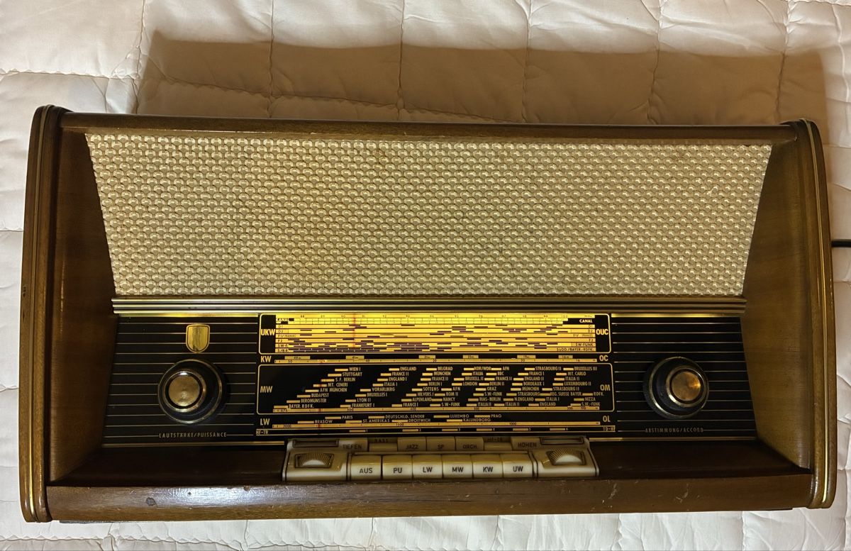 Radios: Antiker Radio trifft Hightech – Neu (gemäss Beschreibung) aus Beromuenster von Hschuepfer