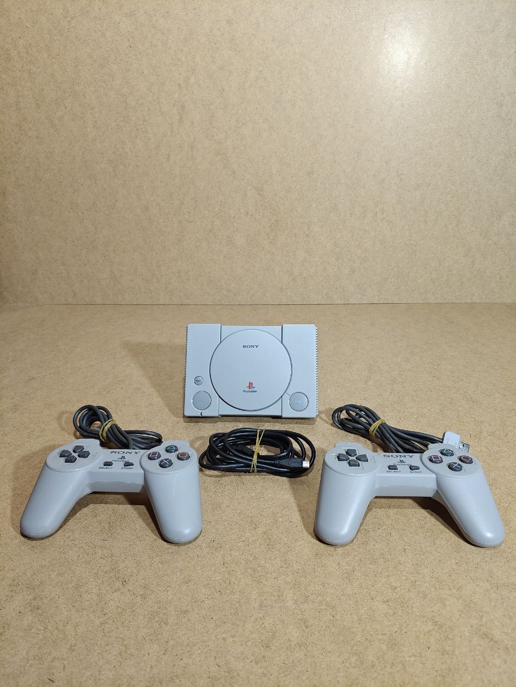Sony Console: PlayStation classic mini Konsole mit 2 Controllern & Kabel – Usato da Luzern venduto da MWi_9xw5 2