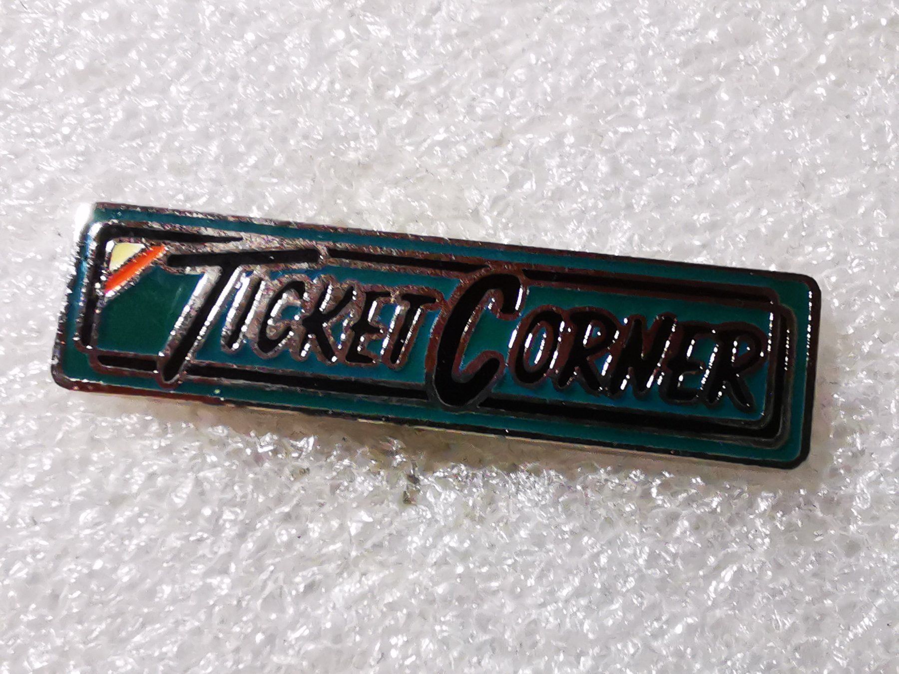Placchette & Badge: Ansteckpin 138: Ticket Corner – Usato da Oppligen venduto da Pin-Fall-Shop