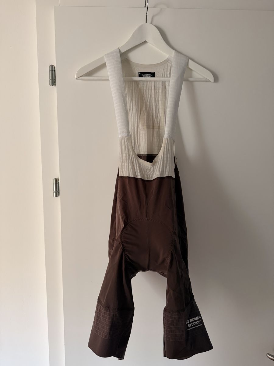 Pas Normal Studios Pantaloni: PAS NORMAL STUDIOS Mechanism Pro Bib M Light Brown Men – Usato da Zürich venduto da den_t9wl 1