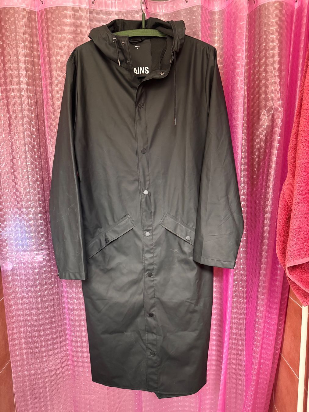 Rains Giacche: Rains schwarze lange Regenjacke – Usato da Zürich venduto da bananadoll