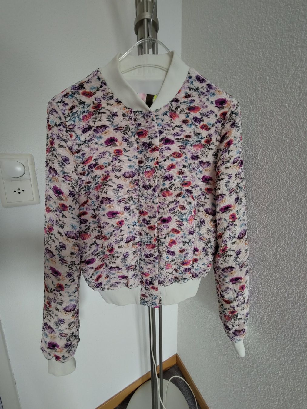 MSGM Giacche: MSGM Jacke mit Blumen Gr. 34-36 neuwertig – Usato da Arbon venduto da Franca1979